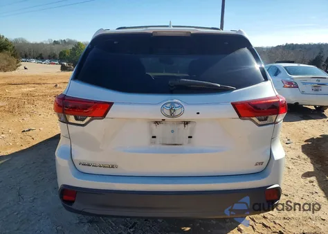 2018 Toyota Highlander Se z USA, uszkodzony, nr VIN 5TDKZRFH0JS528846